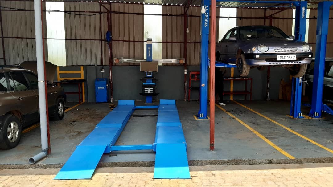 Latest company case about Car lift, scissor lift, alignment machine , spraybooth installed in Rwanda